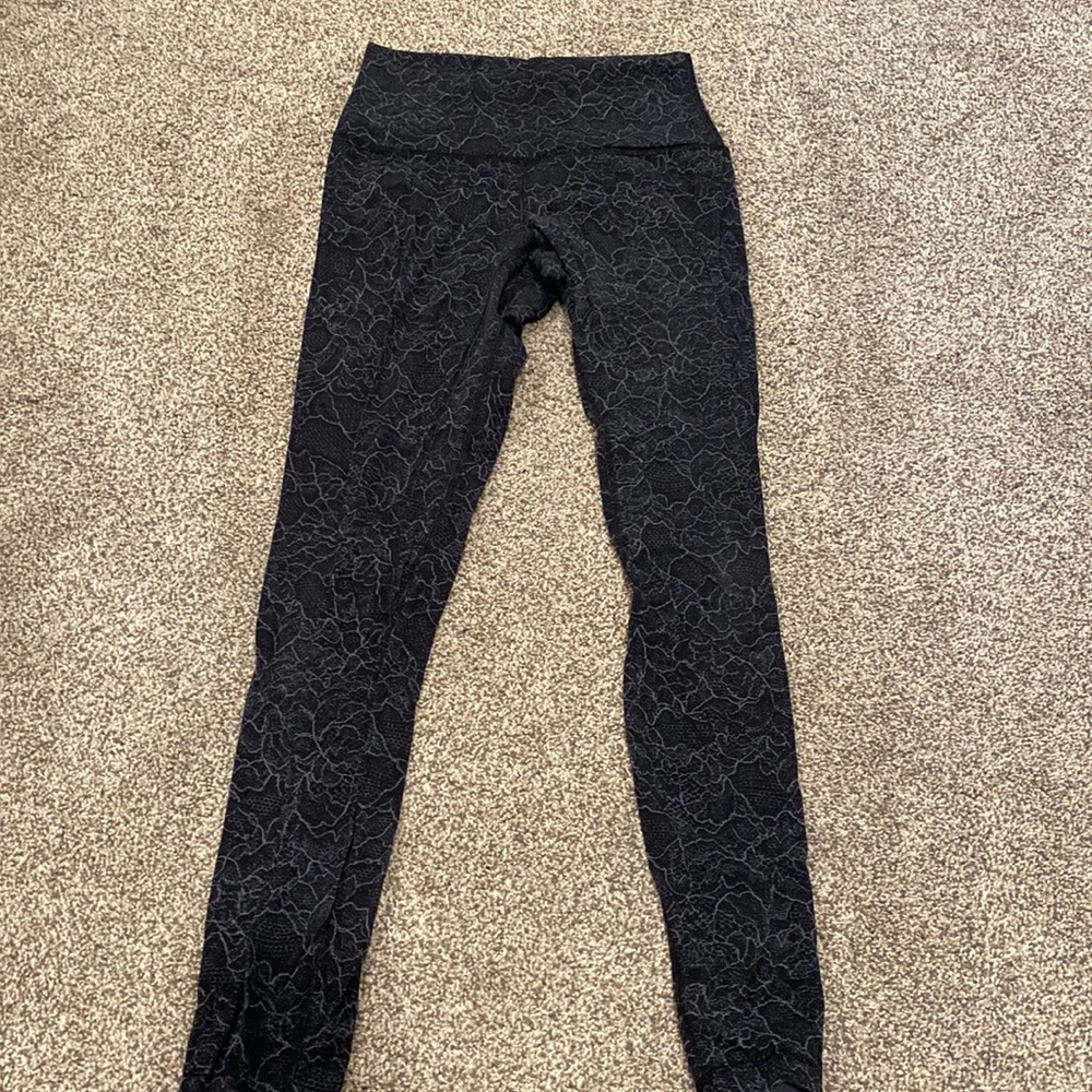 Lululemon align 25”inseam. Size 4 Black/grey patterned